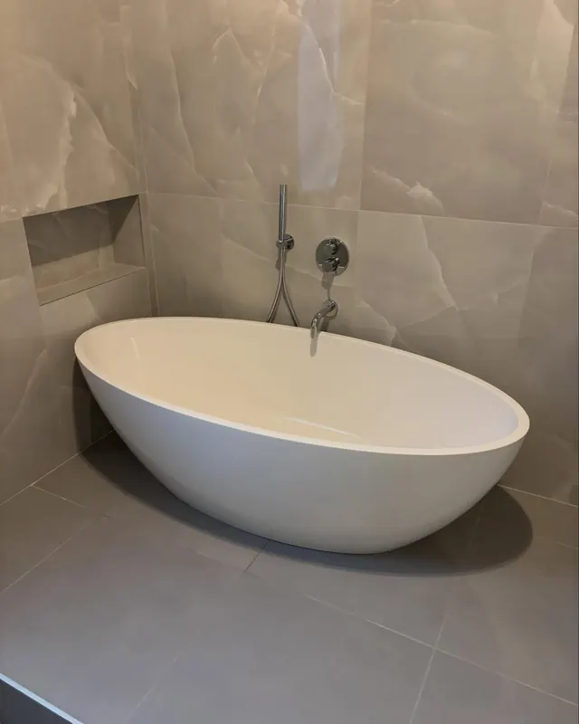 Bagno rifatto con vasca freestanding e rubinetteria a pavimento