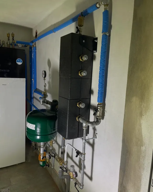 Centrale termica con pompa di calore, separatore idraulico e vaso di espansione