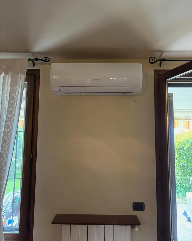 Split del climatizzatore installato sopra la portafinestra